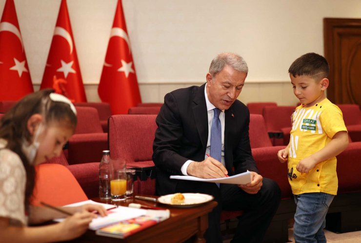 Bakan Akar, şehit ve gazi çocuklarıyla bir araya geldi