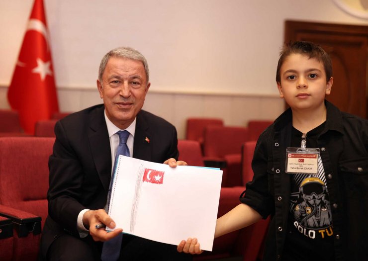 Bakan Akar, şehit ve gazi çocuklarıyla bir araya geldi