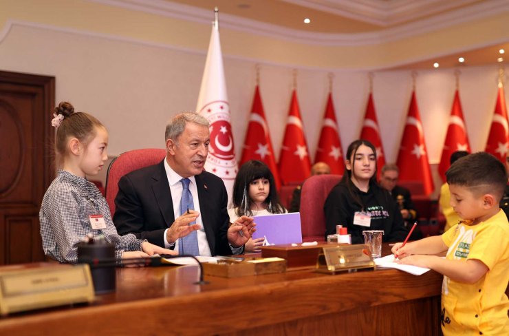 Bakan Akar, şehit ve gazi çocuklarıyla bir araya geldi