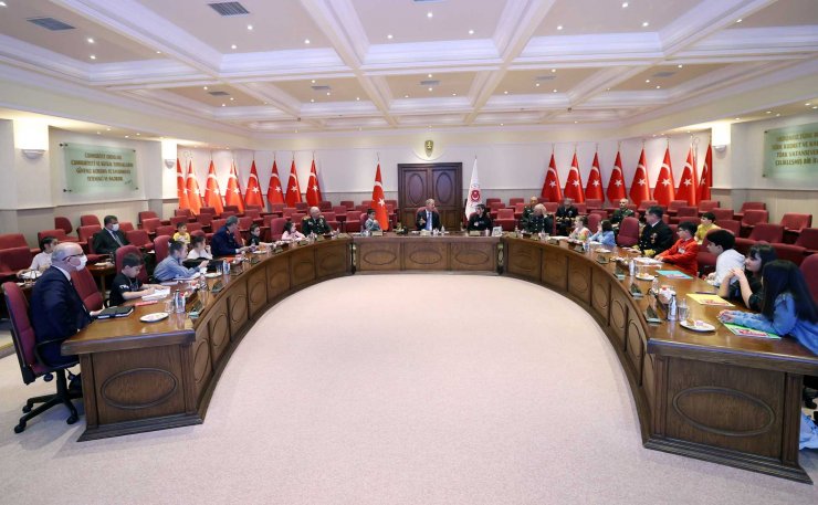 Bakan Akar, şehit ve gazi çocuklarıyla bir araya geldi