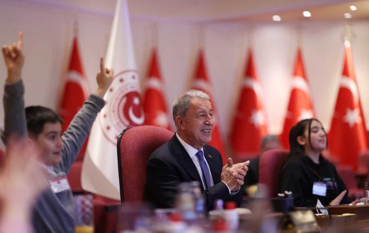 Bakan Akar, şehit ve gazi çocuklarıyla bir araya geldi