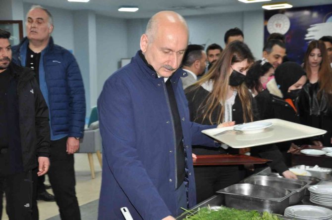 Bakan Karaismailoğlu, sahurda gençlerle buluştu