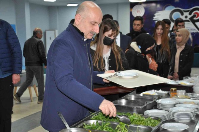 Bakan Karaismailoğlu, sahurda gençlerle buluştu