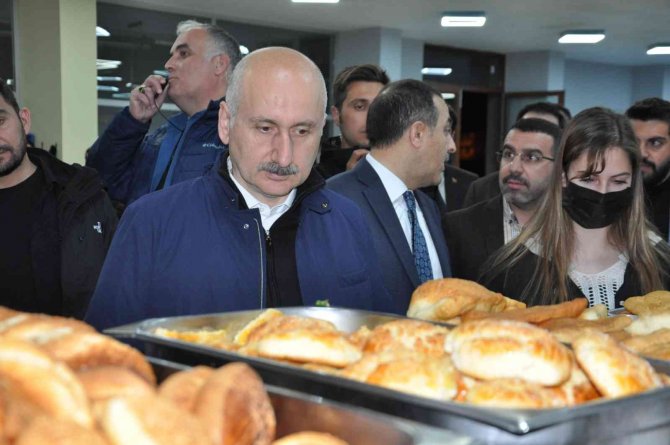 Bakan Karaismailoğlu, sahurda gençlerle buluştu