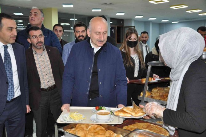 Bakan Karaismailoğlu, sahurda gençlerle buluştu