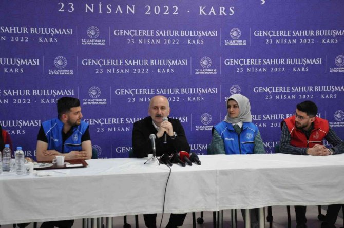 Bakan Karaismailoğlu, sahurda gençlerle buluştu