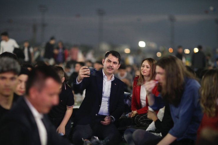 Bakan Kurum, AK Parti'li gençlerle iftar yaptı