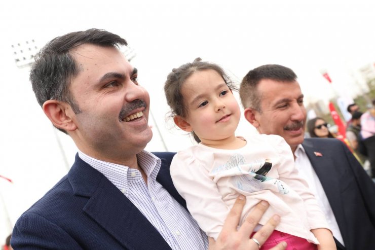 Bakan Kurum, Başkent Millet Bahçesi'ndeki şenlikte çocuklarla buluştu