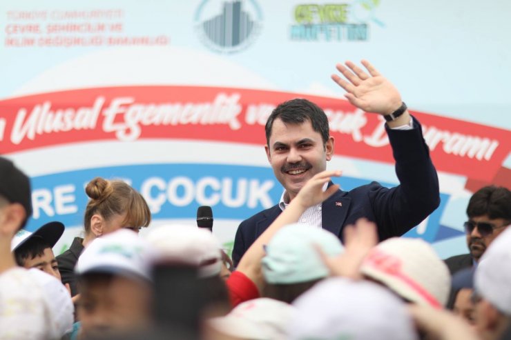 Bakan Kurum, Başkent Millet Bahçesi'ndeki şenlikte çocuklarla buluştu