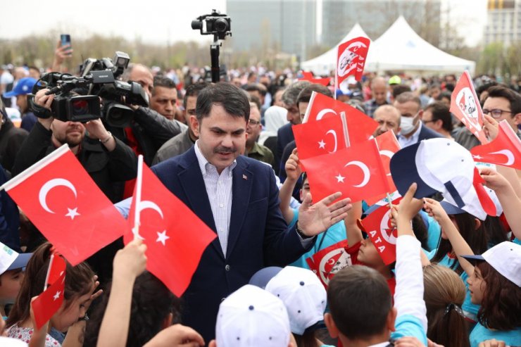 Bakan Kurum, Başkent Millet Bahçesi'ndeki şenlikte çocuklarla buluştu