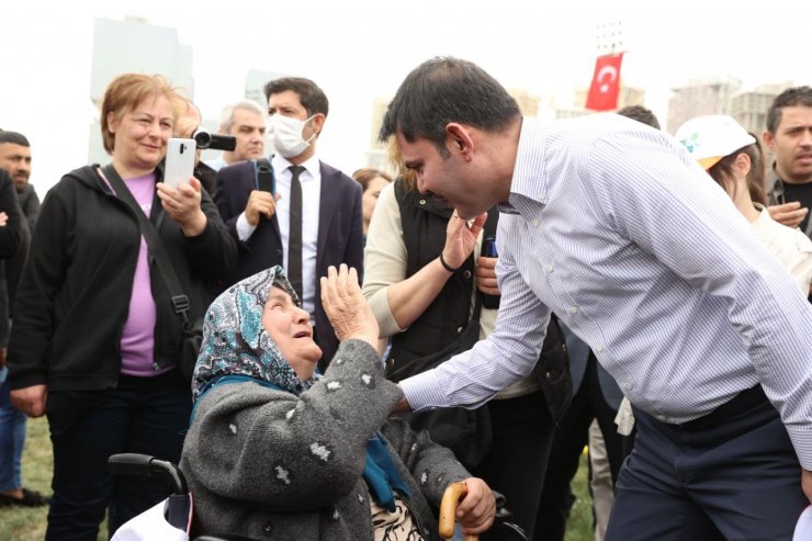 Bakan Kurum, Başkent Millet Bahçesi'ndeki şenlikte çocuklarla buluştu