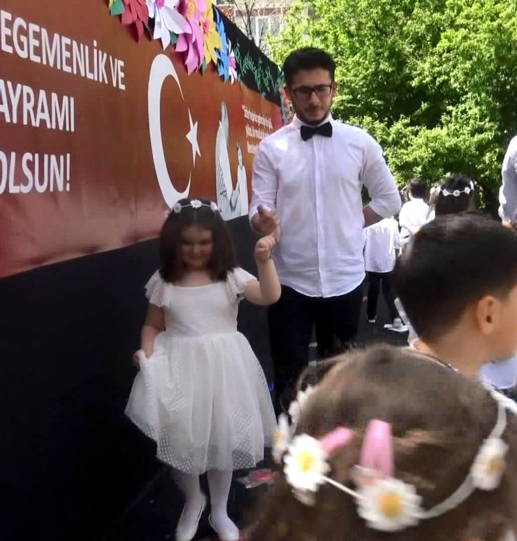 Bayram coşkusu.. Minik kız öğrenci tek kalınca ona kavalye oldu
