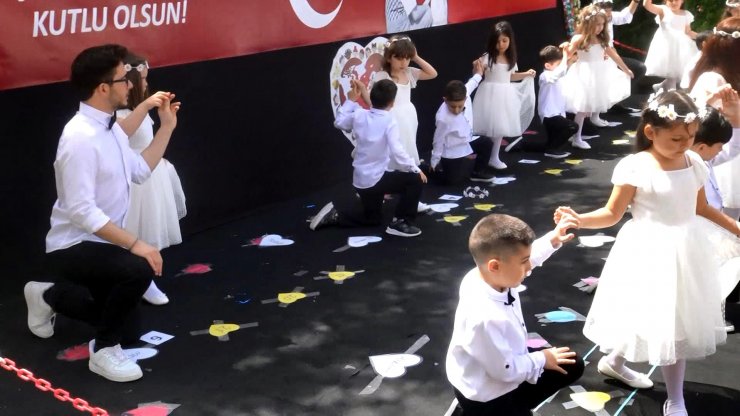 Bayram coşkusu.. Minik kız öğrenci tek kalınca ona kavalye oldu