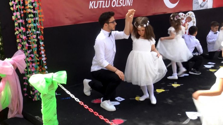 Bayram coşkusu.. Minik kız öğrenci tek kalınca ona kavalye oldu