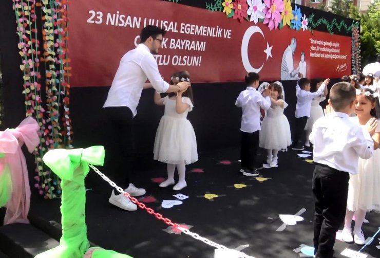 Bayram coşkusu.. Minik kız öğrenci tek kalınca ona kavalye oldu