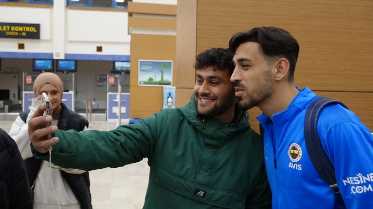 Crespo, koltuk değnekleriyle havalimanına geldi