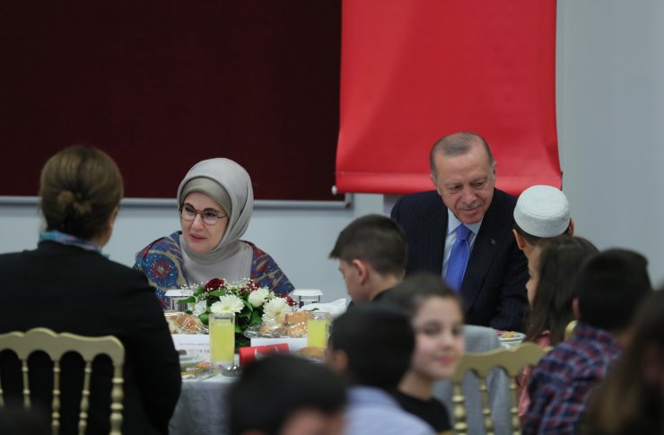 Cumhurbaşkanı Erdoğan çocuklarla iftar yaptı