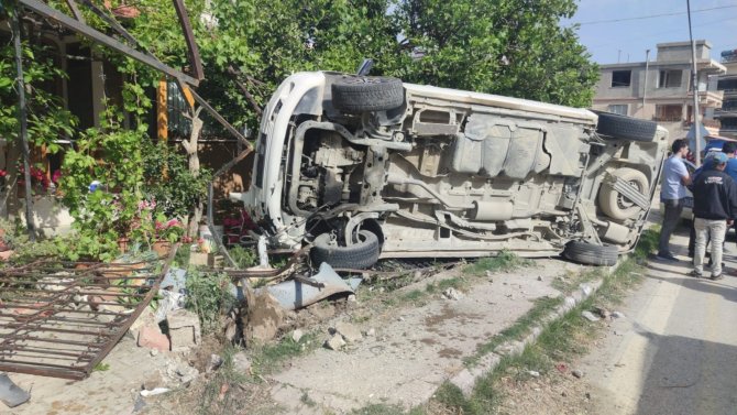 Kontrolden çıkan otomobil evin bahçesine girdi