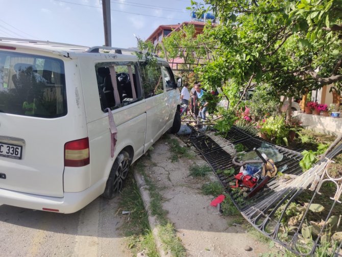 Kontrolden çıkan otomobil evin bahçesine girdi