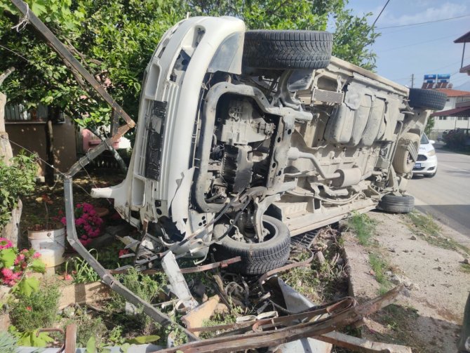 Kontrolden çıkan otomobil evin bahçesine girdi