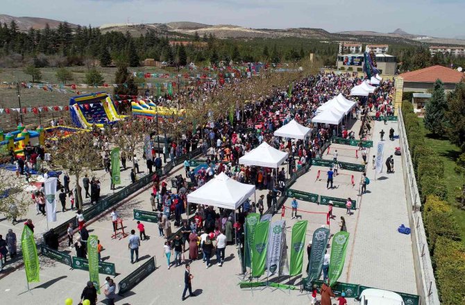 Meram’da 23 Nisan on binlerce kişinin katılımıyla kutlandı