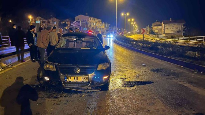 Otomobil aydınlatma direğine çarptı: 2 yaralı