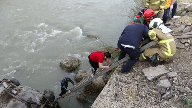 Otomobil çaya uçtu, ölümden son anda kurtuldular