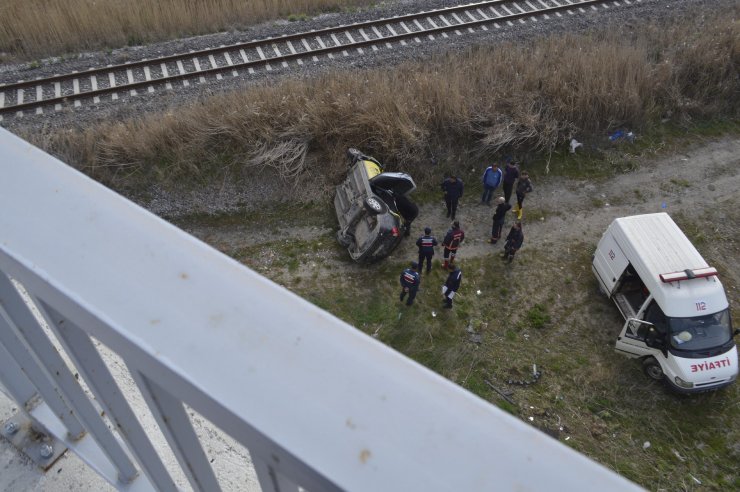 Otomobil üst geçit köprüsünden uçtu; 1 yaralı