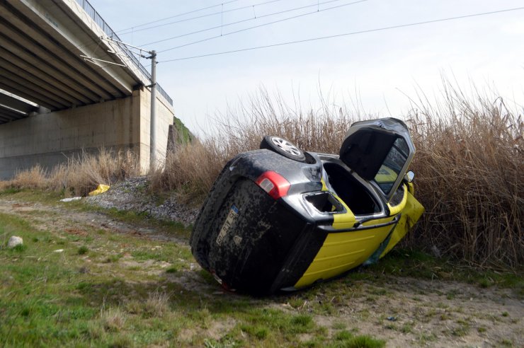 Otomobil üst geçit köprüsünden uçtu; 1 yaralı