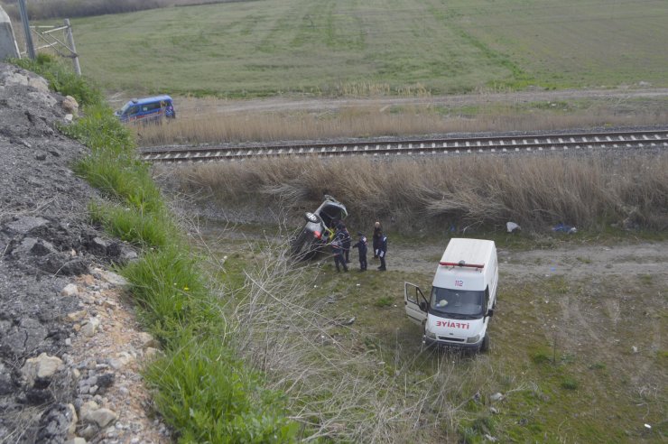 Otomobil üst geçit köprüsünden uçtu; 1 yaralı