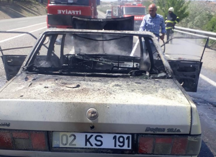 Seyir halindeyken alev alan otomobil yandı