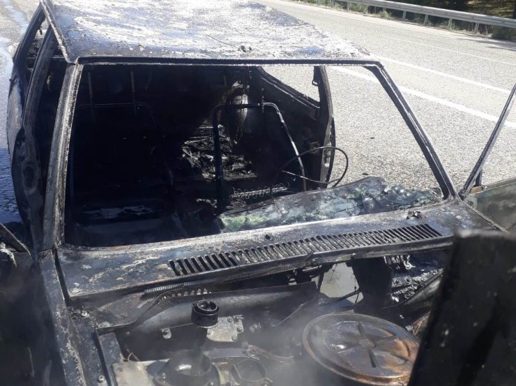 Seyir halindeyken alev alan otomobil yandı