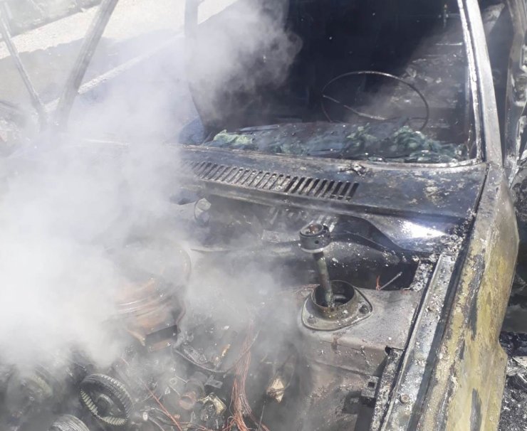 Seyir halindeyken alev alan otomobil yandı