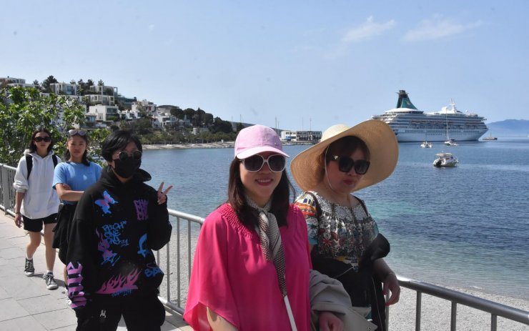 Sezonun ilk kruvaziyeri 526 turist getirdi