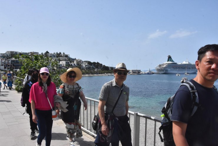 Sezonun ilk kruvaziyeri 526 turist getirdi