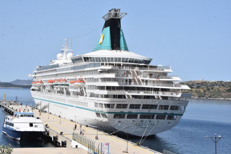 Sezonun ilk kruvaziyeri 526 turist getirdi