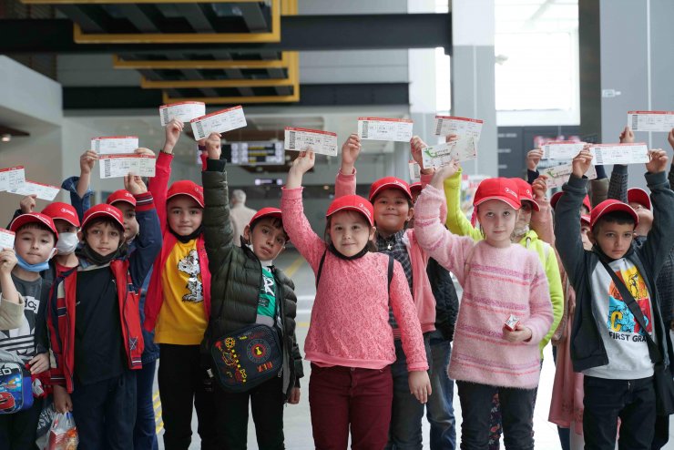 THY’den 23 Nisan sürprizi; 46 çocuk uçakla tanıştı