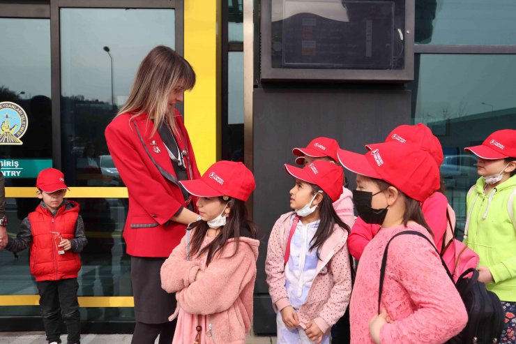 THY’den 23 Nisan sürprizi; 46 çocuk uçakla tanıştı