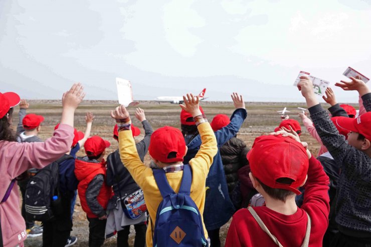 THY’den 23 Nisan sürprizi; 46 çocuk uçakla tanıştı