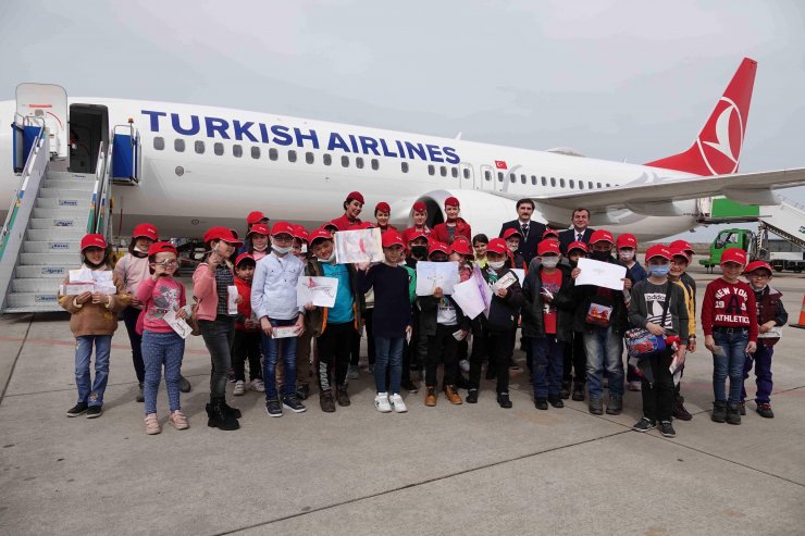 THY’den 23 Nisan sürprizi; 46 çocuk uçakla tanıştı
