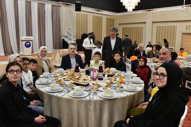 Vali Dağlı: "Devletimize emanet olan yavrularımızı kendi çocuklarımızdan ayrı tutmuyoruz"