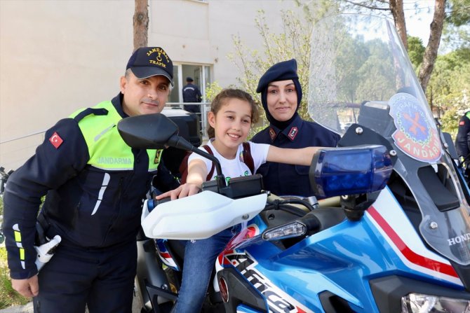 Çocuklar jandarma helikopterine bindi