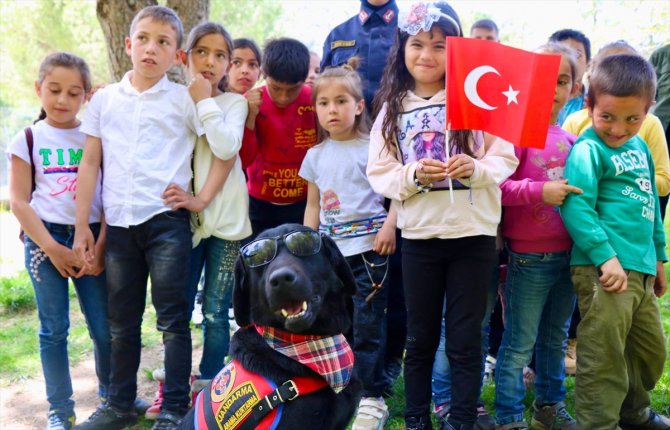 Çocuklar jandarma helikopterine bindi