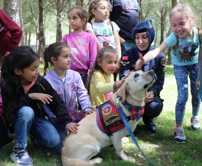 Çocuklar jandarma helikopterine bindi