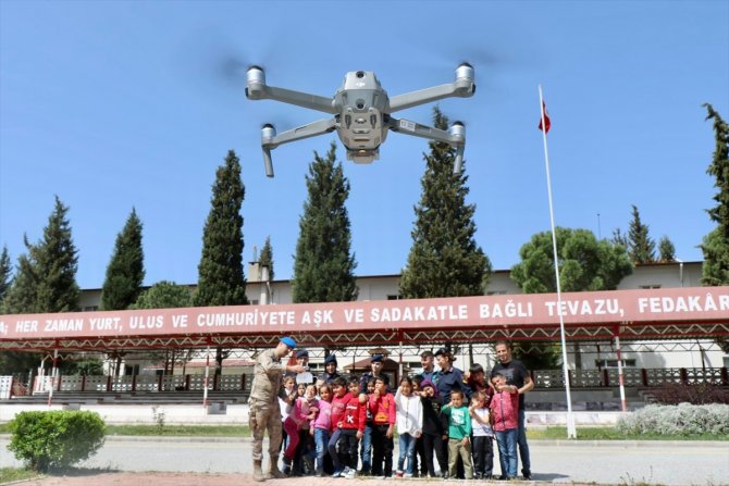 Çocuklar jandarma helikopterine bindi