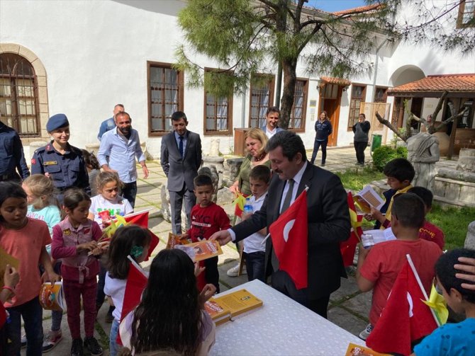 Çocuklar jandarma helikopterine bindi