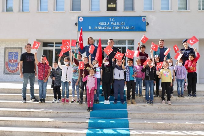 Çocuklar jandarma helikopterine bindi