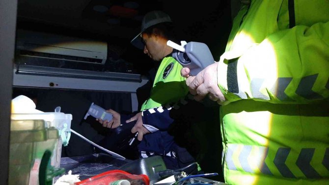 Alkolü olan karavan sürücüsü polise zor anlar yaşattı