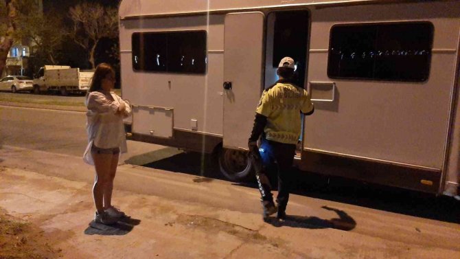Alkolü olan karavan sürücüsü polise zor anlar yaşattı