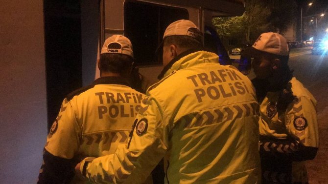 Alkolü olan karavan sürücüsü polise zor anlar yaşattı